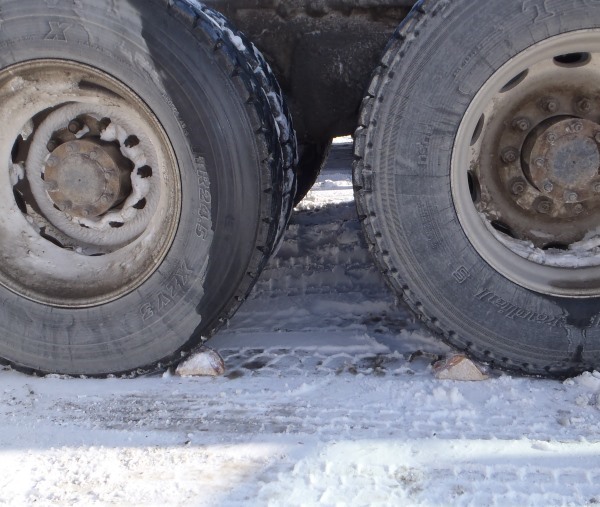 Ice Road Drivers. Sandwich wheelchocks